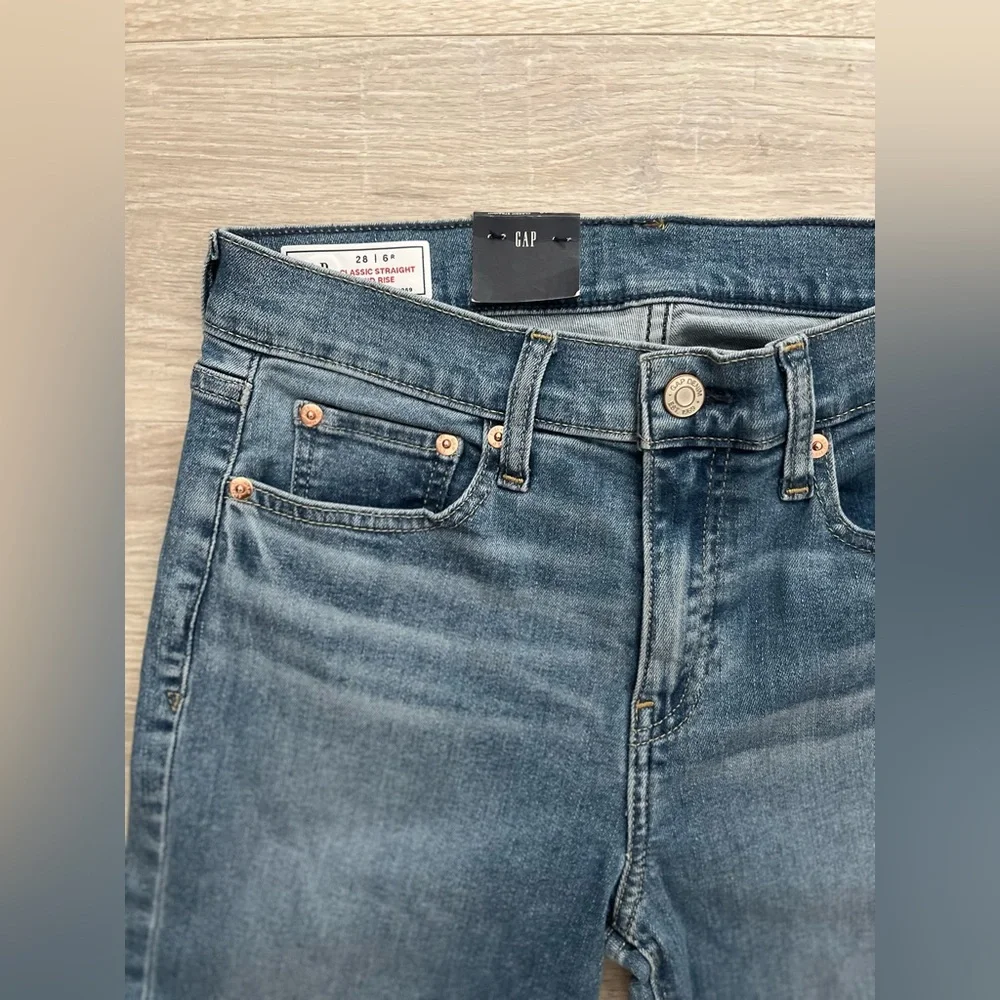 NWT GAP Women’s Classic Mid Rise Straight Jeans Medium Wash - Size 28/6 - Picture 3 of 8